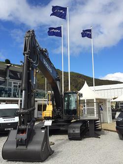 fibreglass flagpoles with hinged bases 