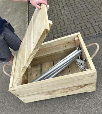 flagpole_in_box