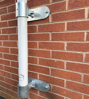 Vertical wall bracket set for 60 mm and 90 mm flagpoles