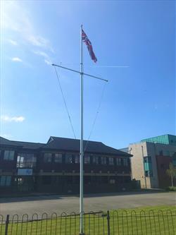 Heavy duty aluminium flagpole with yard arm and gaff kit