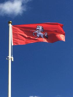 Flag of Kent county flaying from a flagpole
